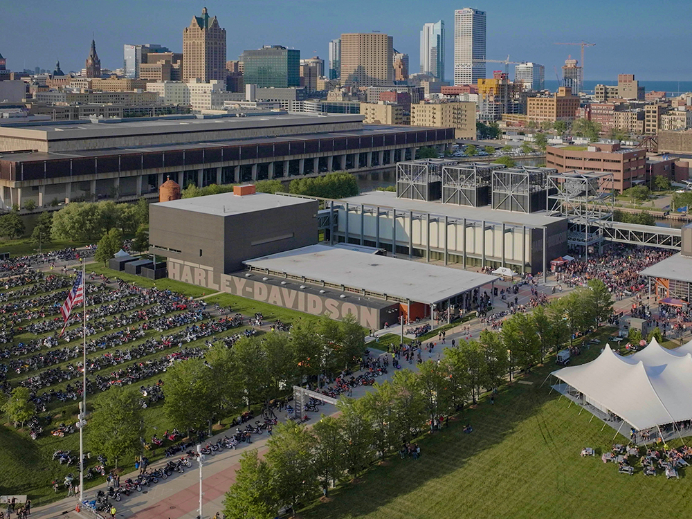 3.1_SpecialExhibits_LargeCarouselSlider_Card4_MilwaukeeExperience