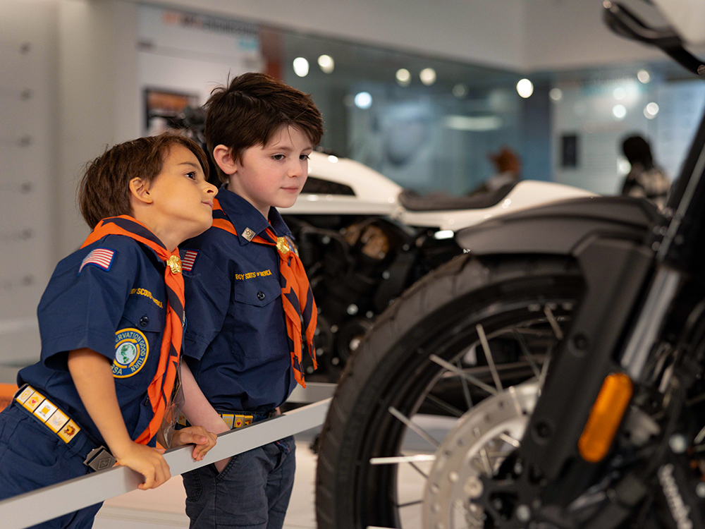 3.1.3_DesignLabExhibit_MediaGrid_Card3_DesignThatMovesYou