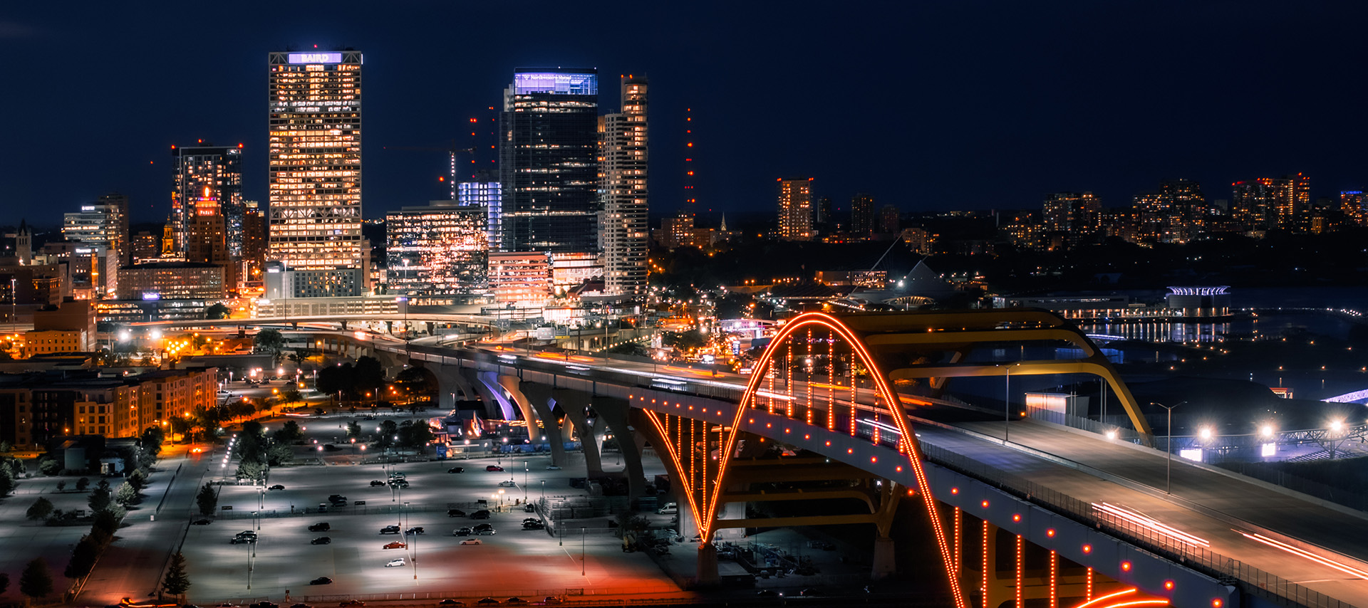 Horizonte urbano de Milwaukee de noche con el puente Hoan iluminado en rojo