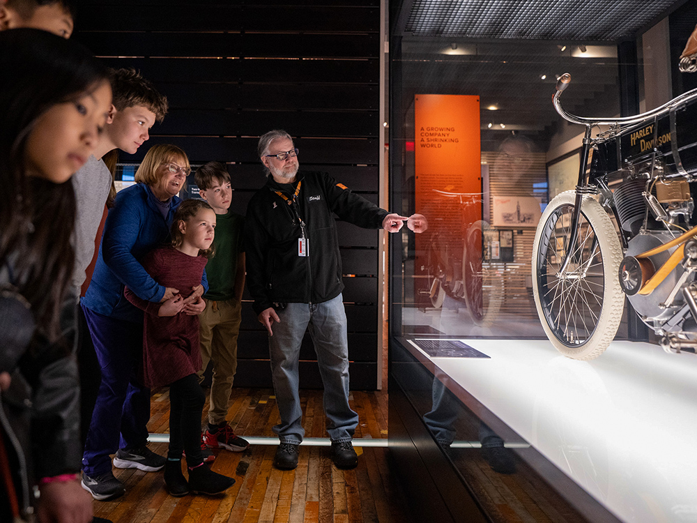 5.0 GuidedTours MediaCardZigZag Card1 SpotlightTour