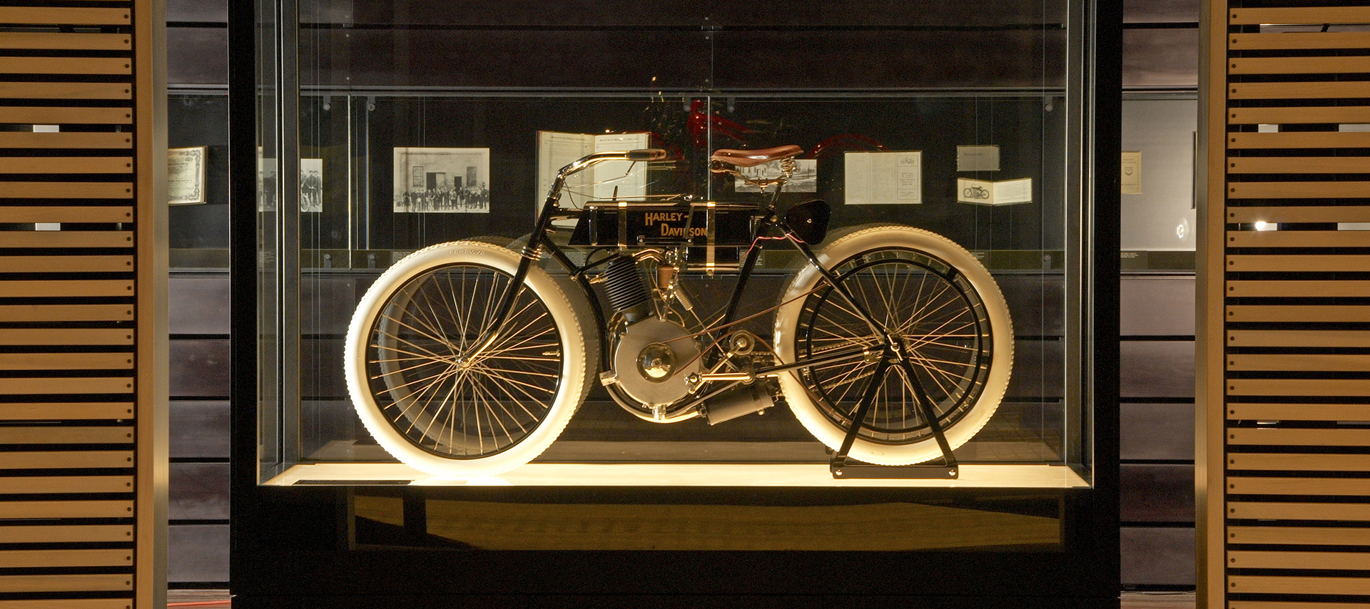 3.2_Exhibits_Full-WidthImageSlider_Card1_TheHarleyDavidsonJourney