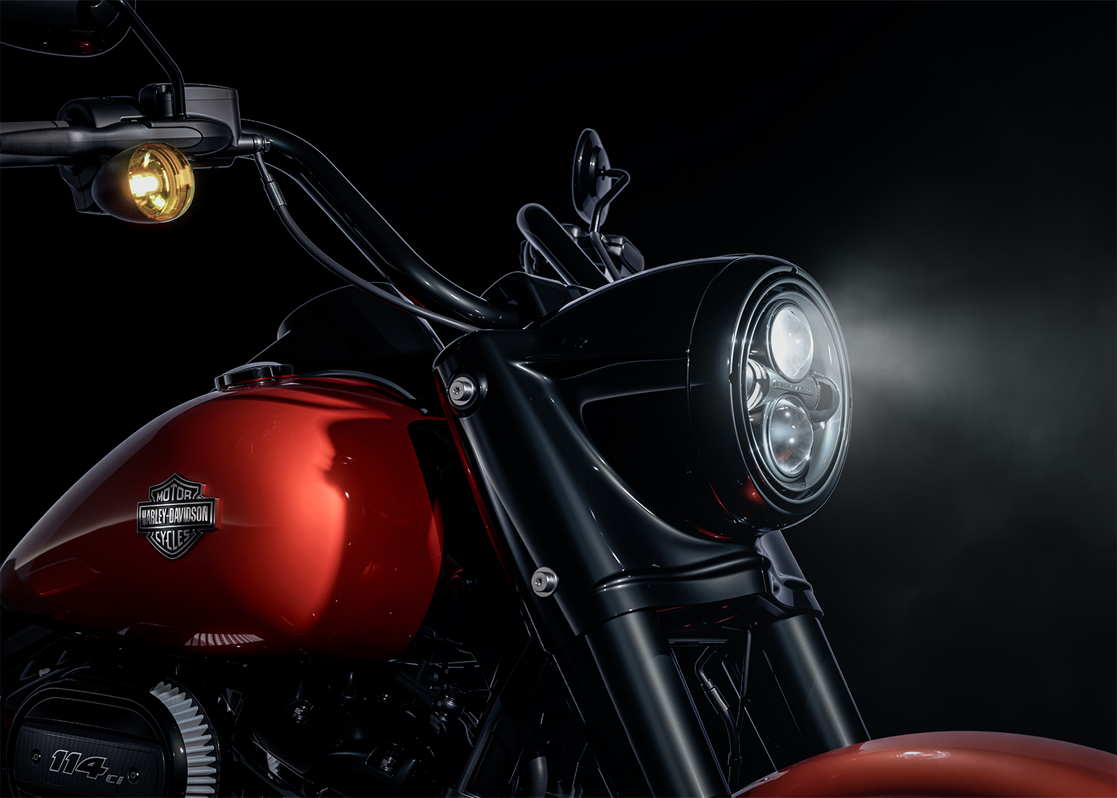 لقطة مقرّبة لإضاءة LED في درّاجة 2025 Road King Special 