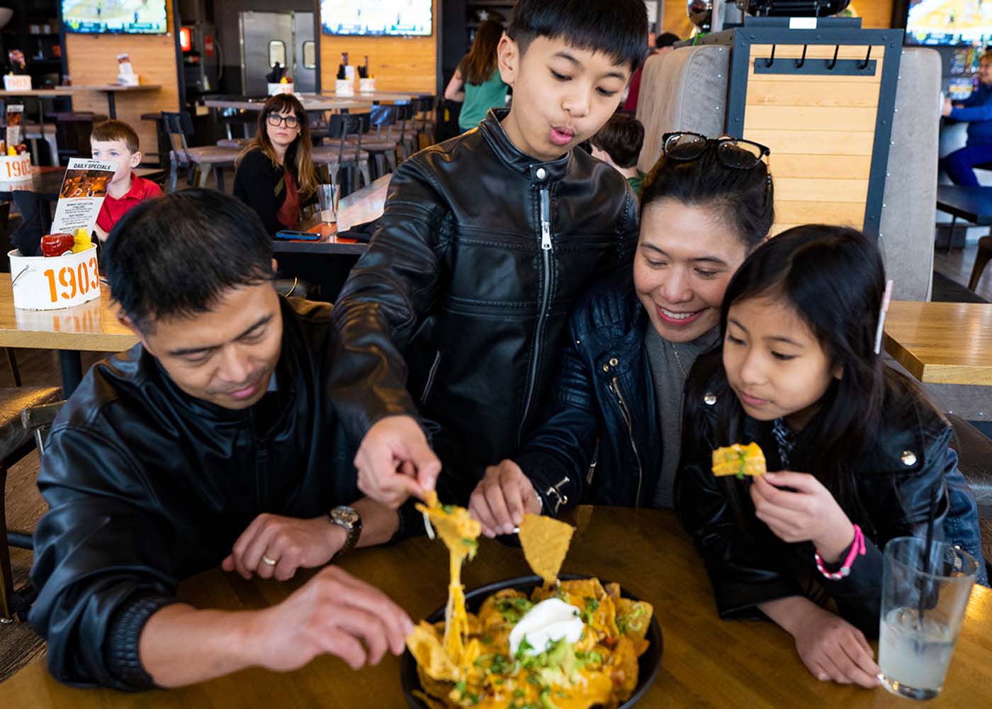 11.1.43 MothersDayBrunch HeroImage Event