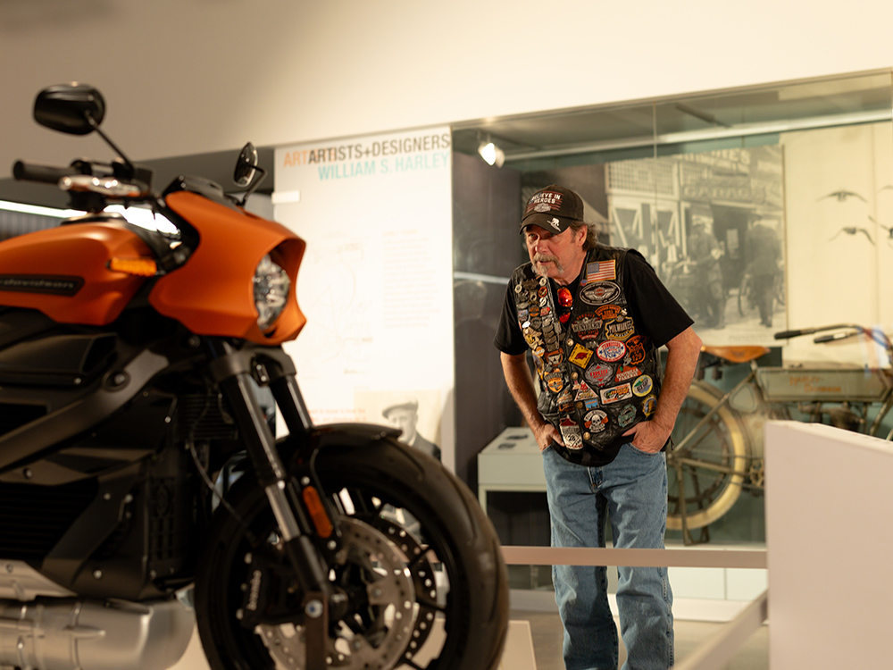 3.1.3_DesignLabExhibit_MediaGrid2_Card1_Livewire