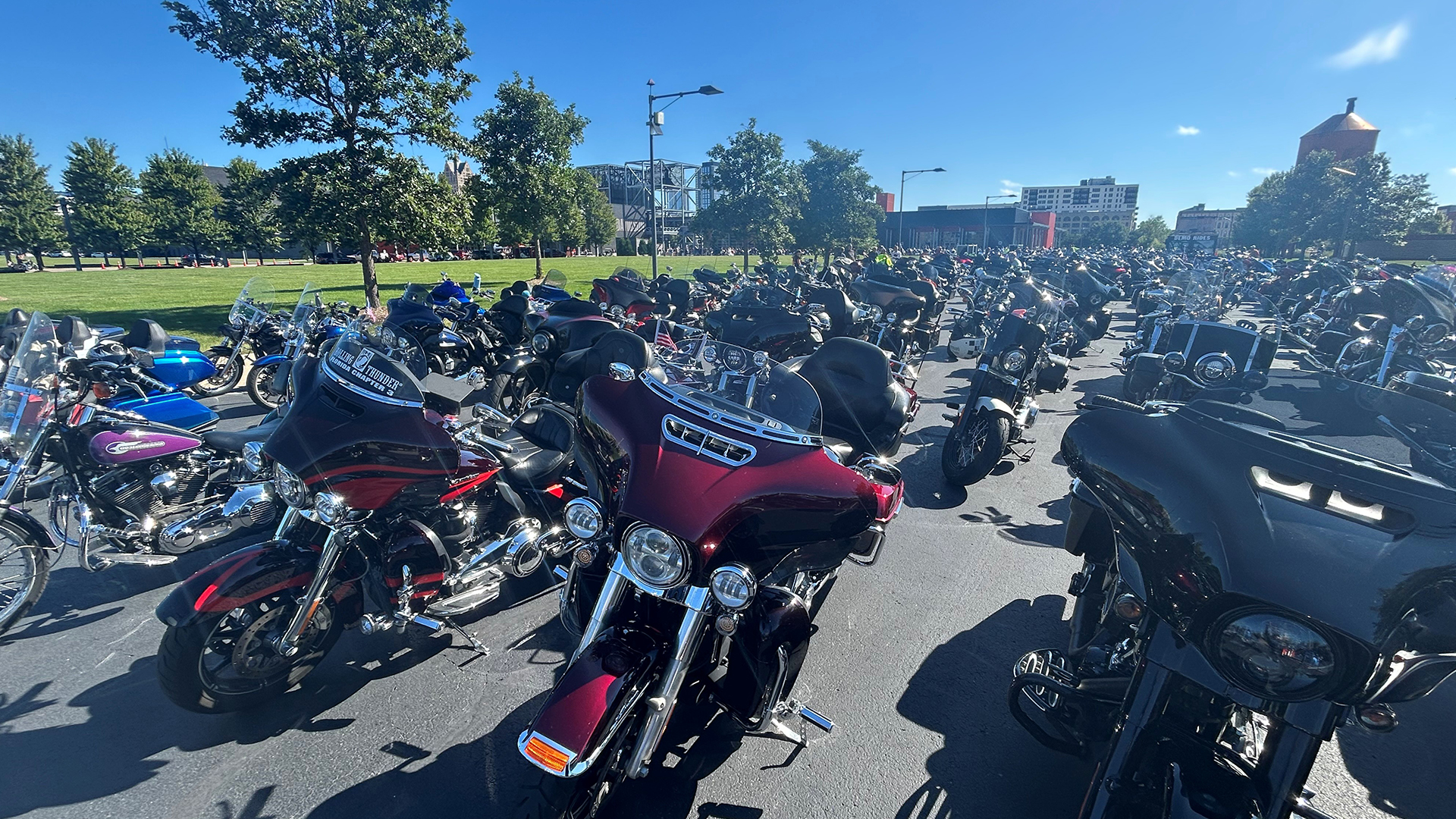 Filas de motocicletas en el evento benéfico Big Unit Poker Run cerca del parque bajo un cielo despejado