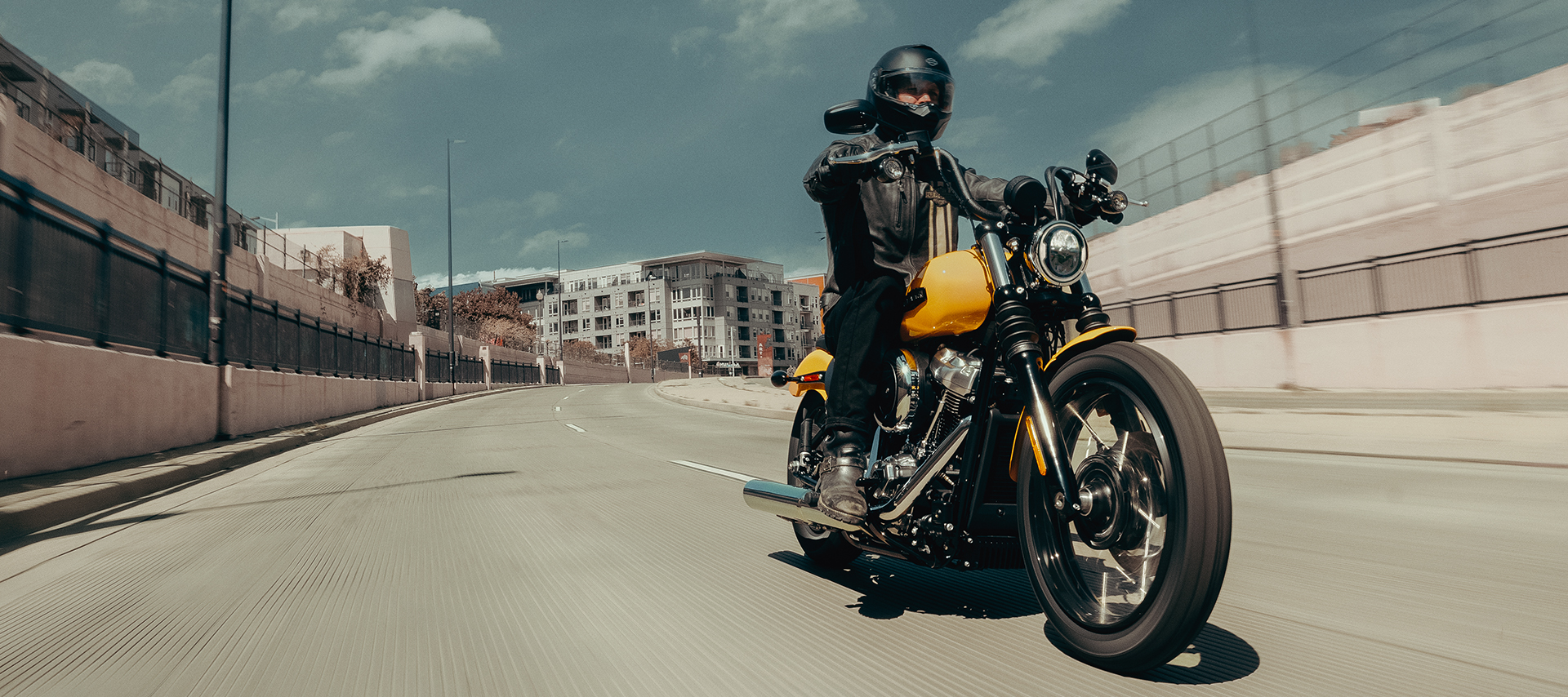 2025 Street BOB ライディングショット