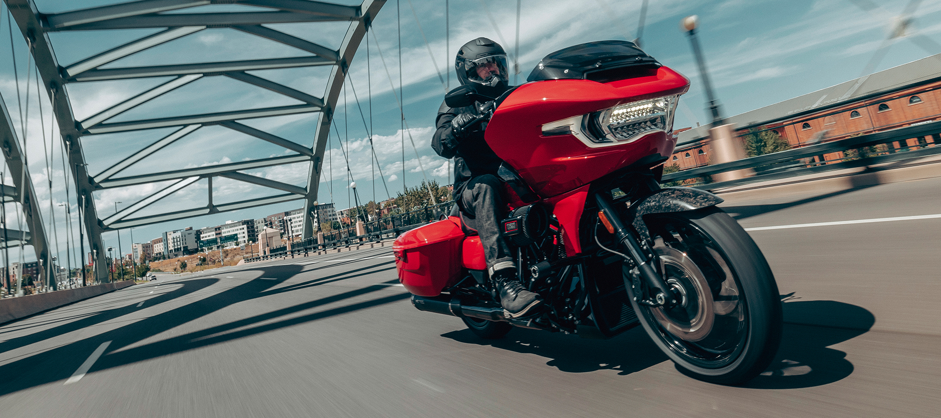 2025 CVO Road Glide ST ライディング ショット