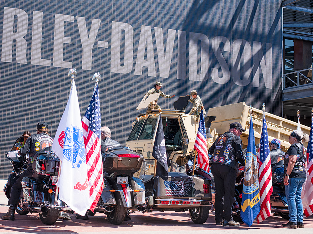 11.1.15_ArmedForcesDay_SmallCarouselSlider_Card3_MillitaryDisplays