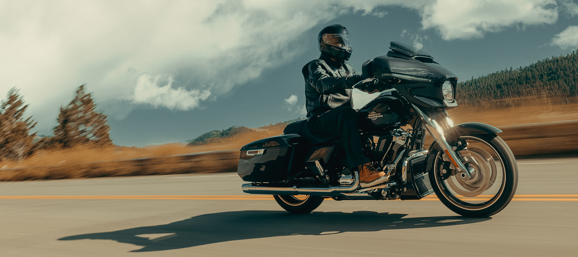 2025 Street Glide ライディングショット