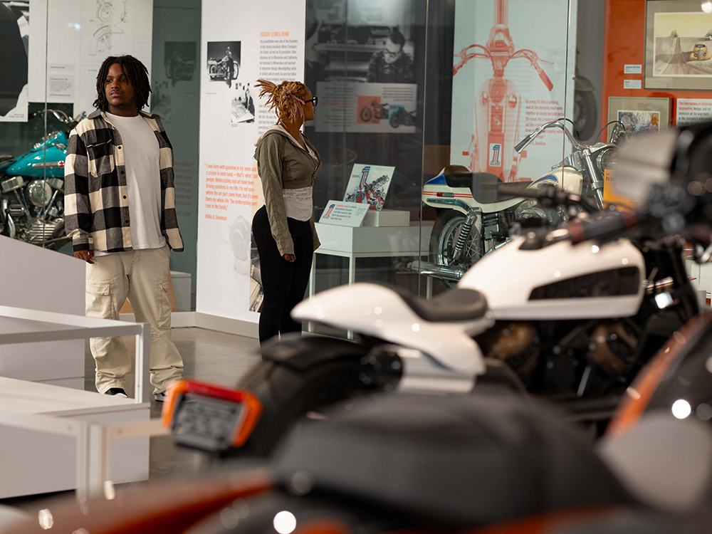 3.2_Exhibits_MediaGrid_Card3_CreatingALegend