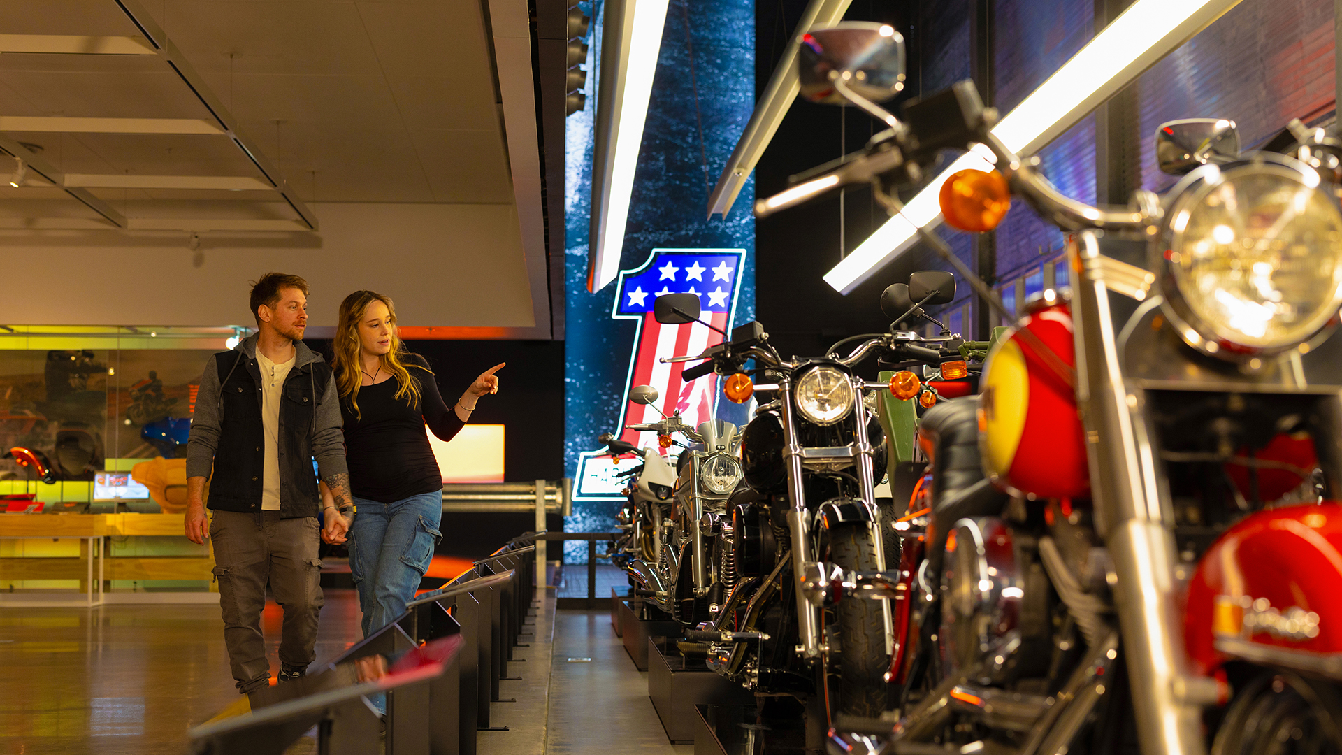 Dos visitantes observando motocicletas en exhibición