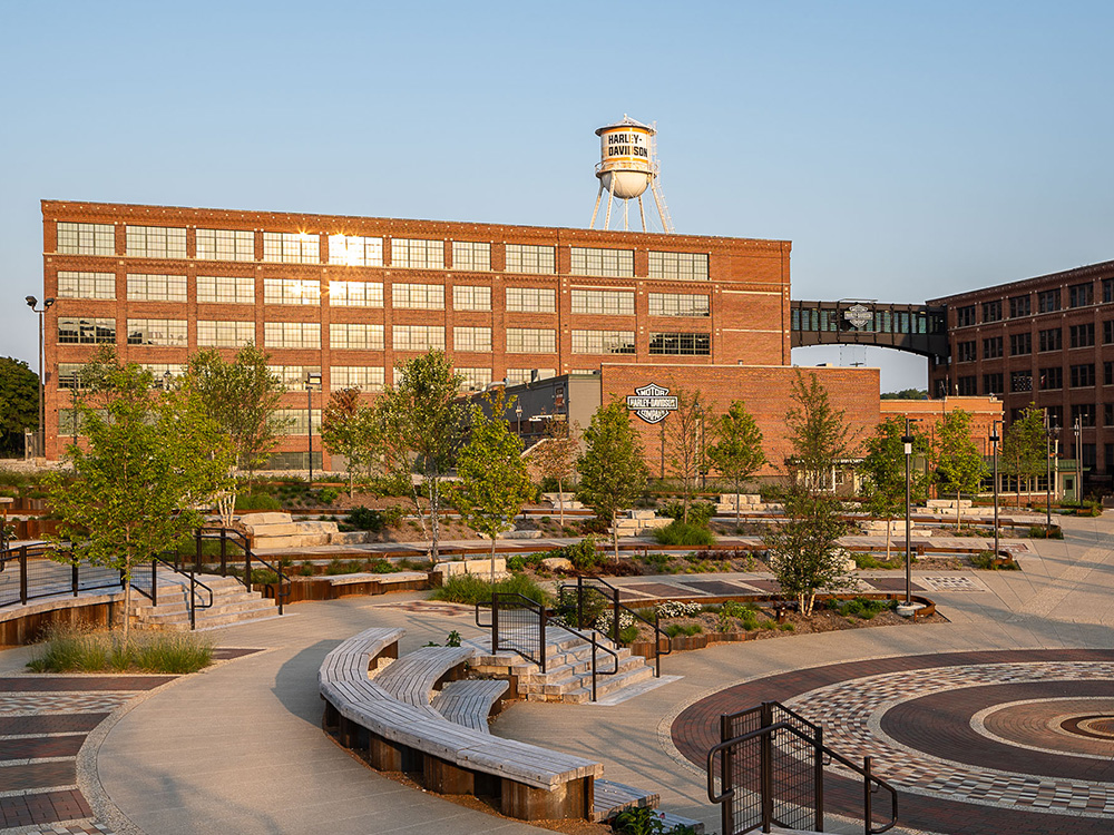 10.0_HDheadquaters_LargeCarouselSlider_Card1_DavidsonPark_Credit_VisitMKE