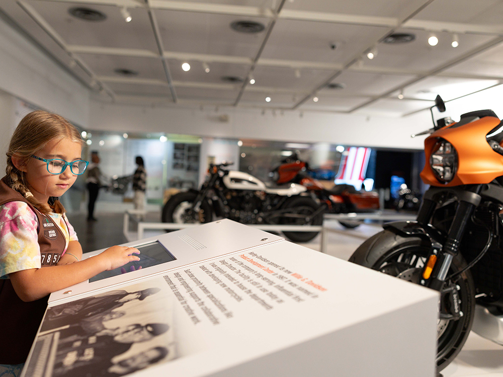 3.1_SpecialExhibits_CarouselSlider_Card3_CreatingALegend