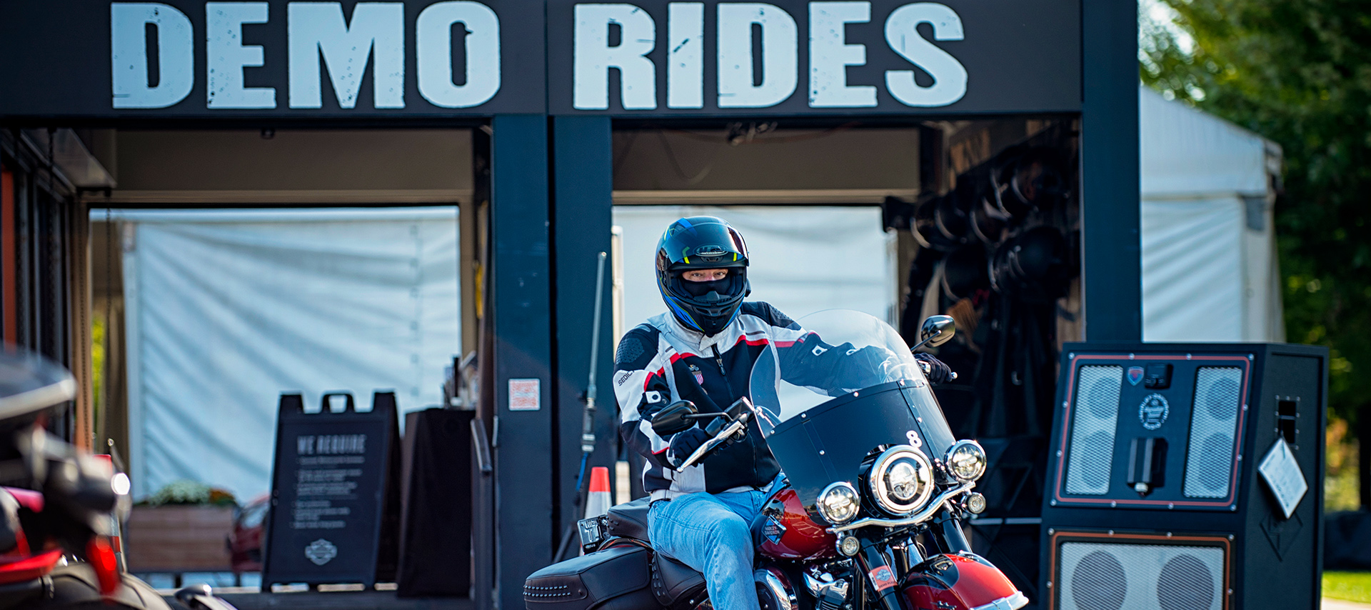 Piloto em motocicleta Harley-Davidson no estande de test rides
