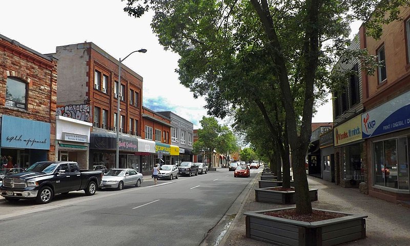 Photo de la rue Queen Street East à Sault Ste. Marie, Ontario.