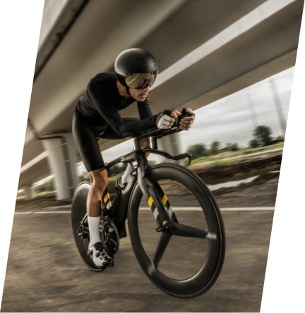 Photo d’un cycliste sur un vélo à pneus surdimensionnés.  