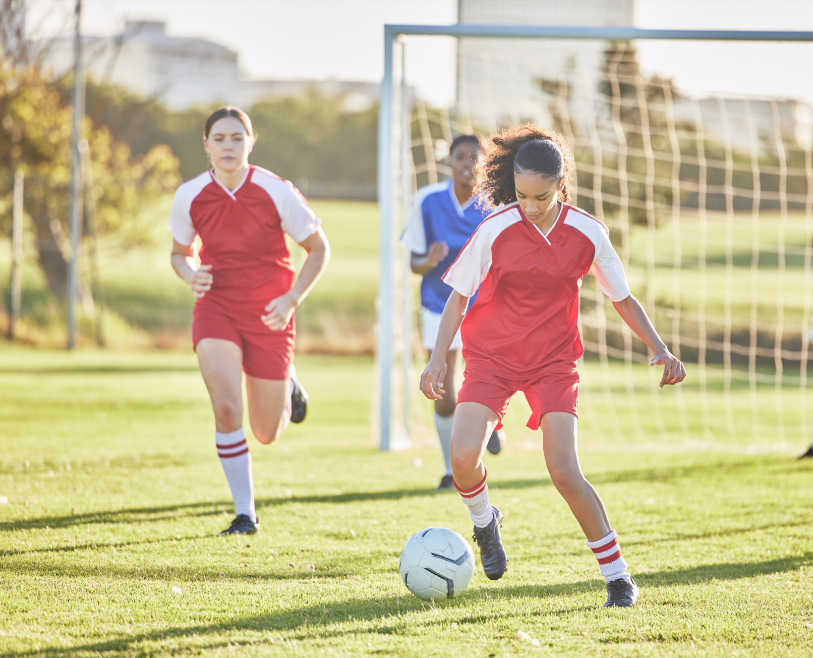 Photo de jeunes filles jouant au soccer.  