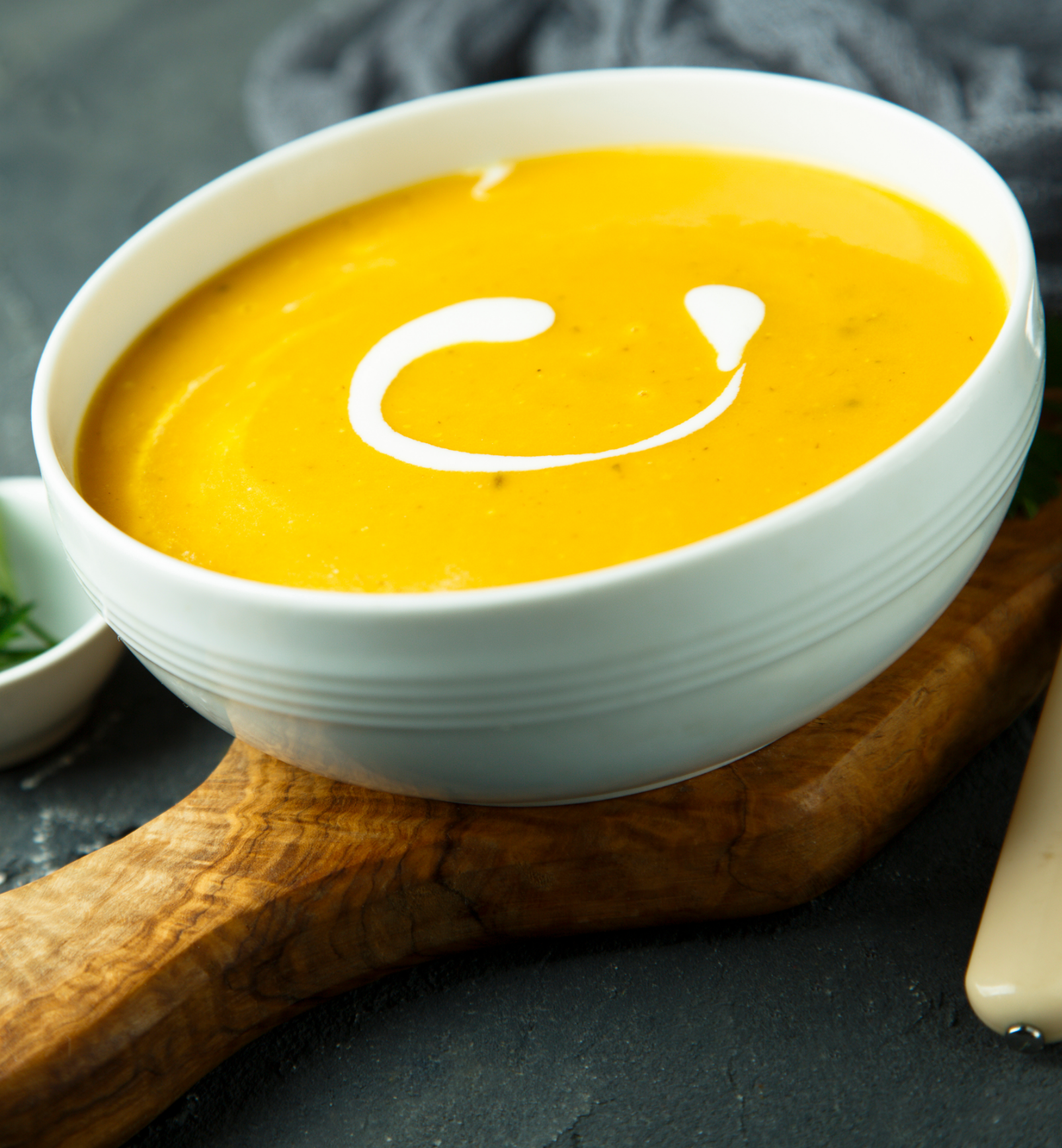 Photo d’un bol de potage à la courge musquée.