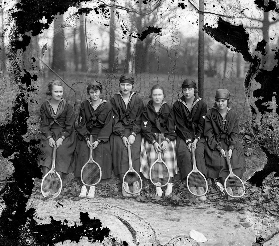 Photo en noir et blanc de joueuses de tennis.