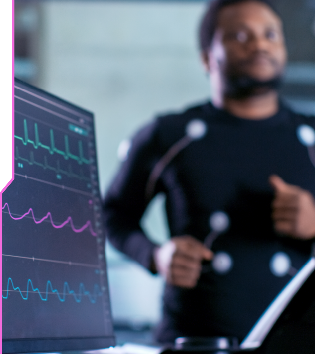 Photo d’un homme courant sur un tapis roulant et d’un moniteur cardiaque.