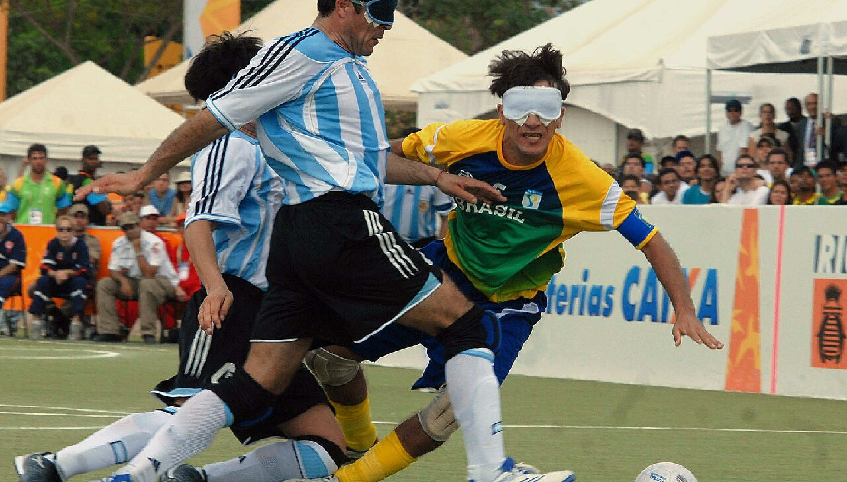 Photo de personnes non-voyantes jouant au soccer.  