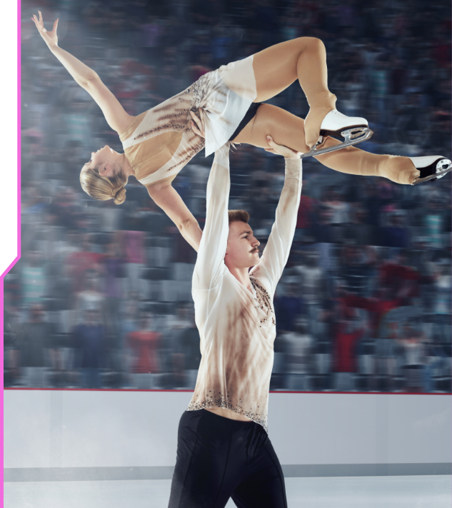 Photo de deux patineurs artistiques sur la glace. L’homme lève sa partenaire dans les airs.  