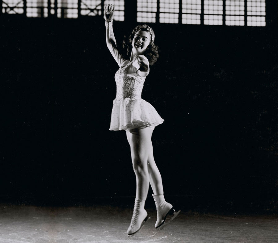 Photo en noir et blanc de Barbara Ann Scott, double championne du monde de patinage artistique. 