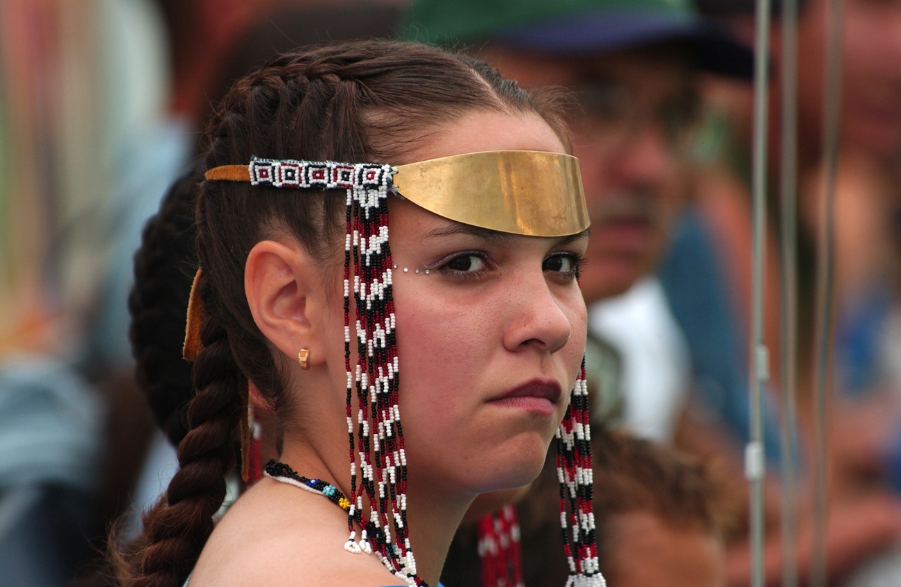 Photo d’une jeune femme autochtone.  