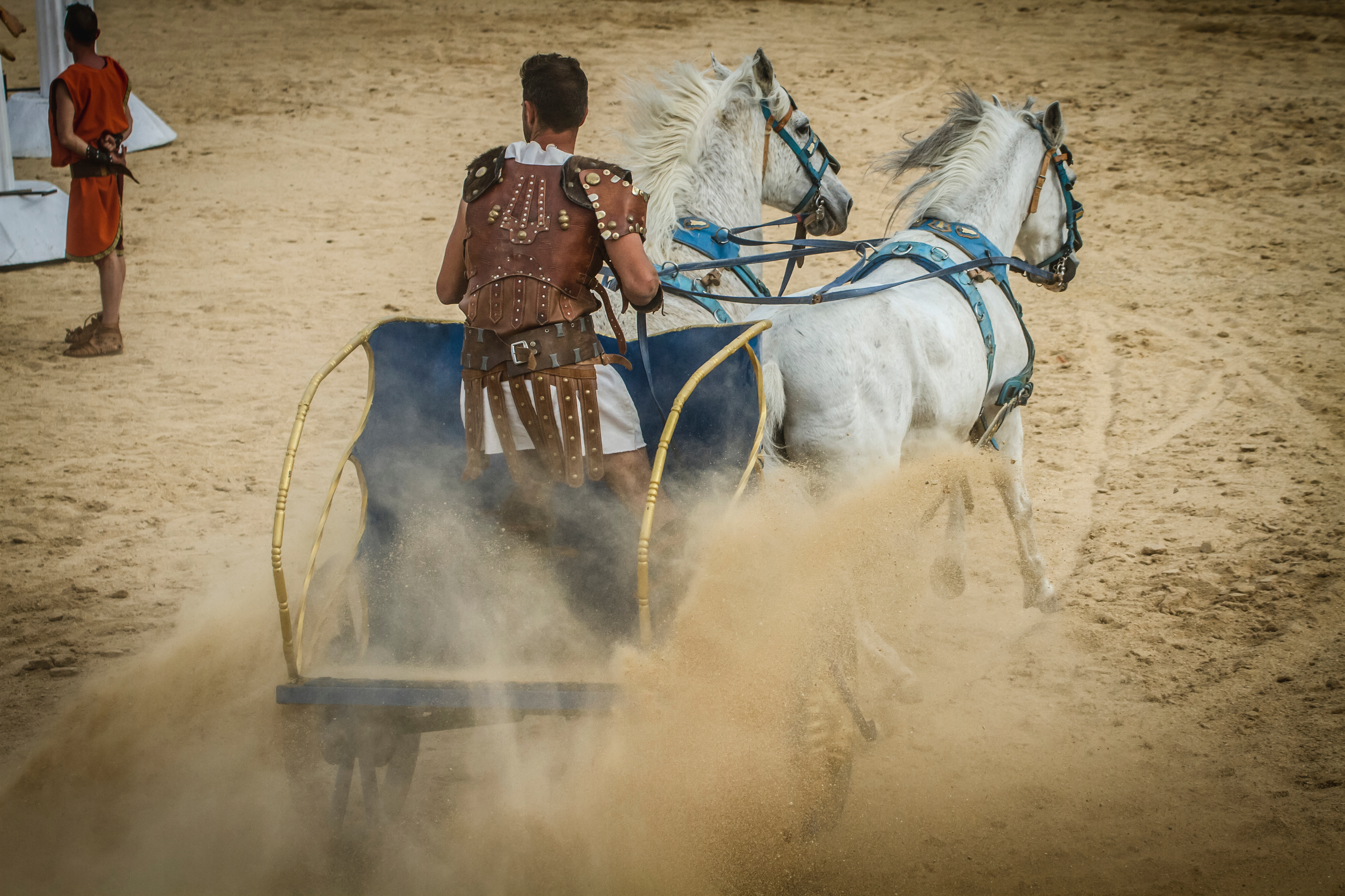 Photo d’un char tiré par deux chevaux.  