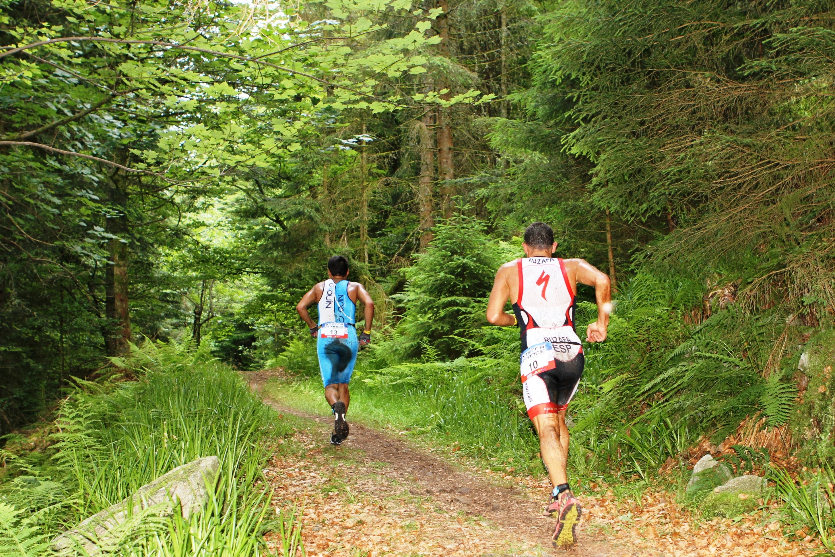 Photo de deux personnes qui font du cross-country. 