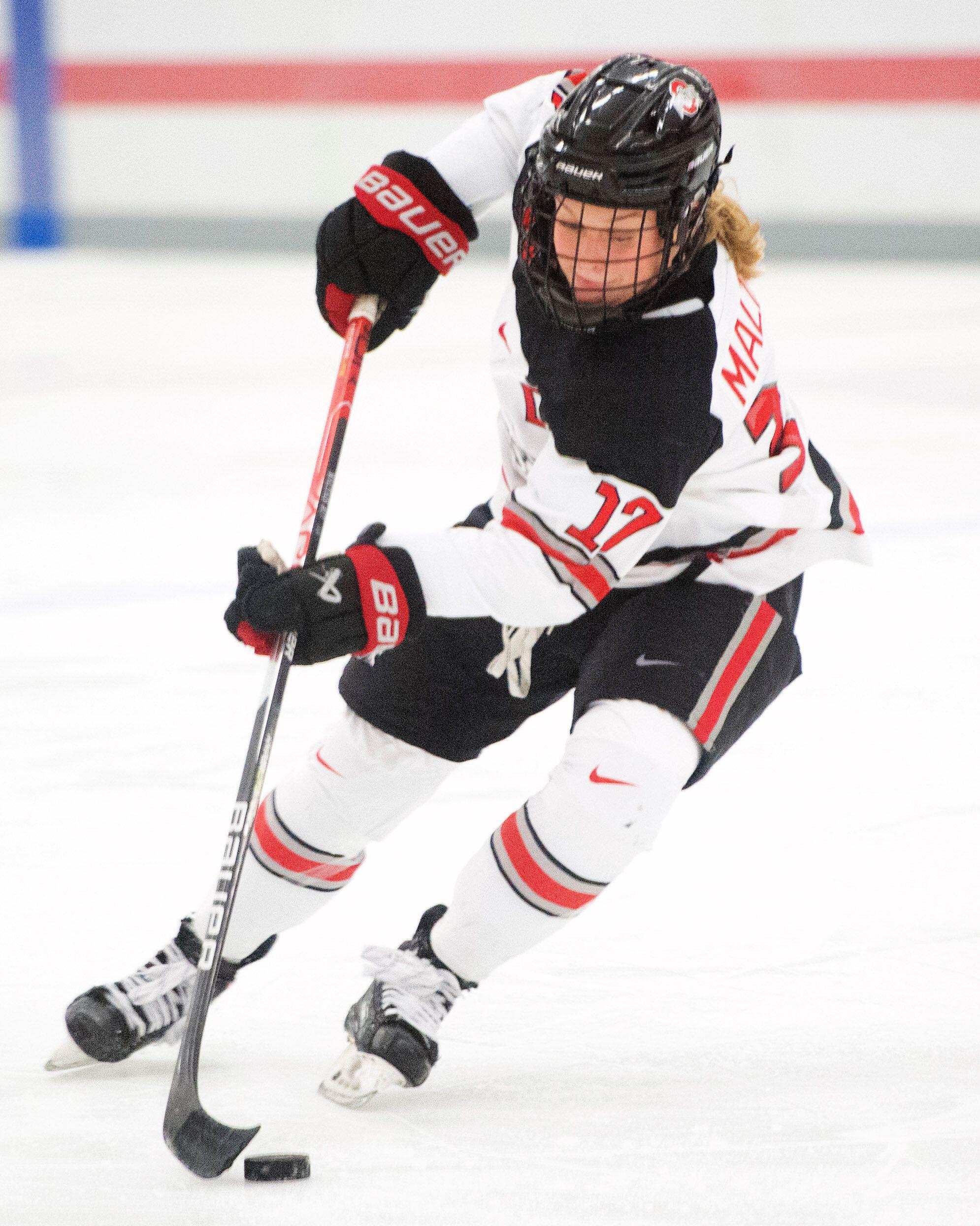 Photo de Emma Maltais, joueuse de hockey de la LPHF.  