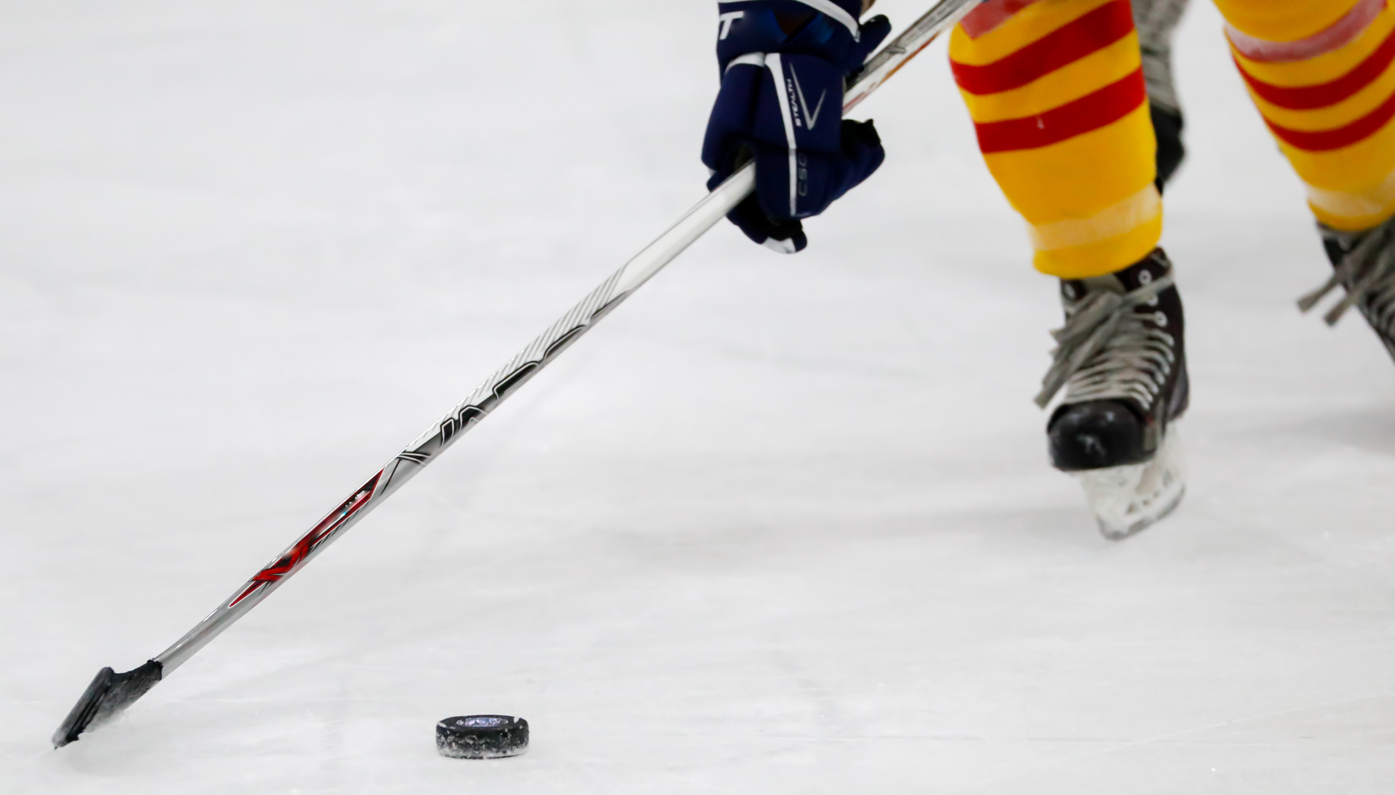 Photo d’une personne jouant au hockey.  