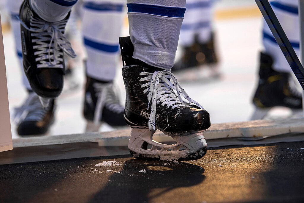 Photo d’une joueur de hockey sur patins.  