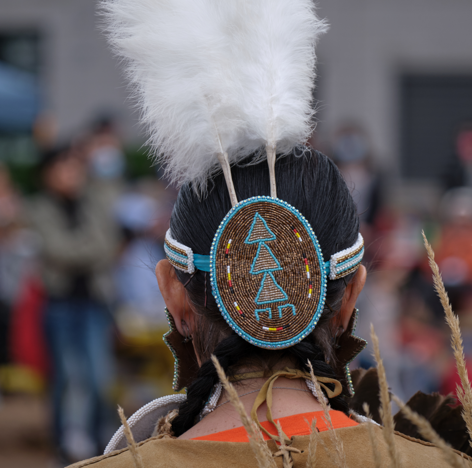 Photo d’une personne autochtone portant des habits traditionnels. 