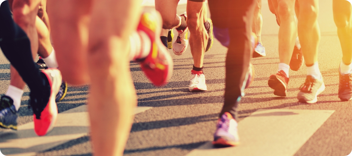 Photo de plusieurs personnes qui font une course.  