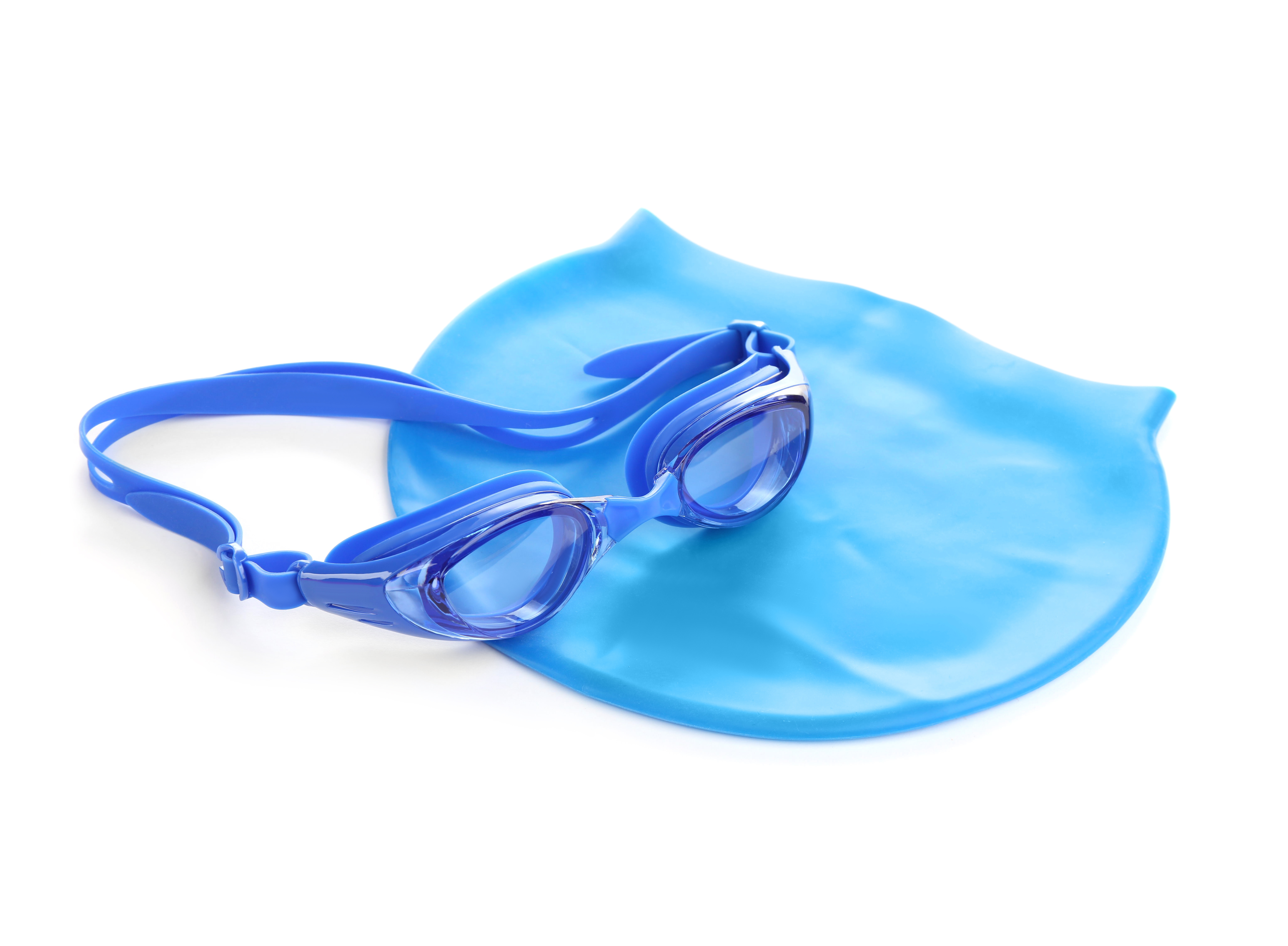 Photo de lunettes de natation et d’un casque de bain.  