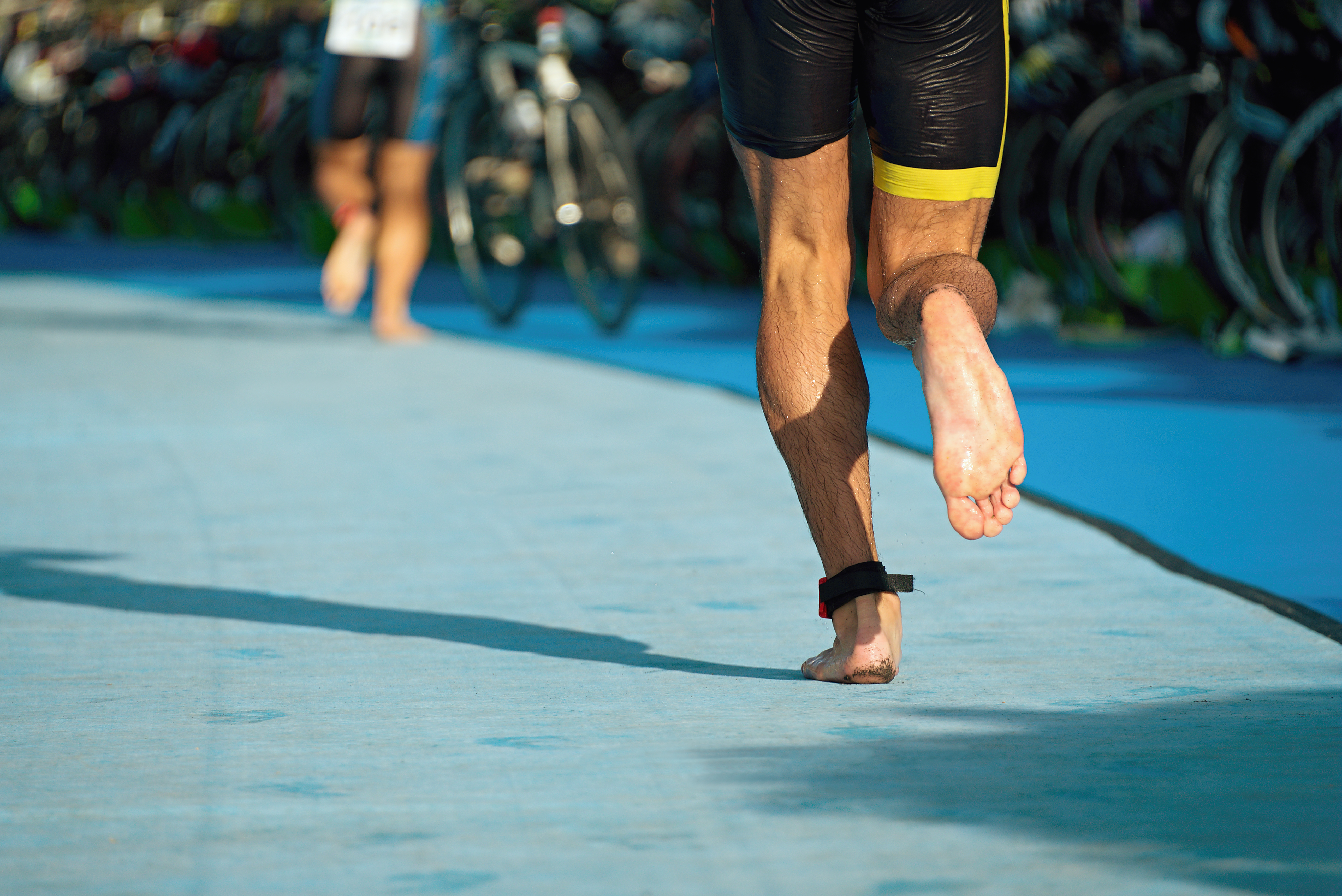 Photo d'un coureur pieds nus.