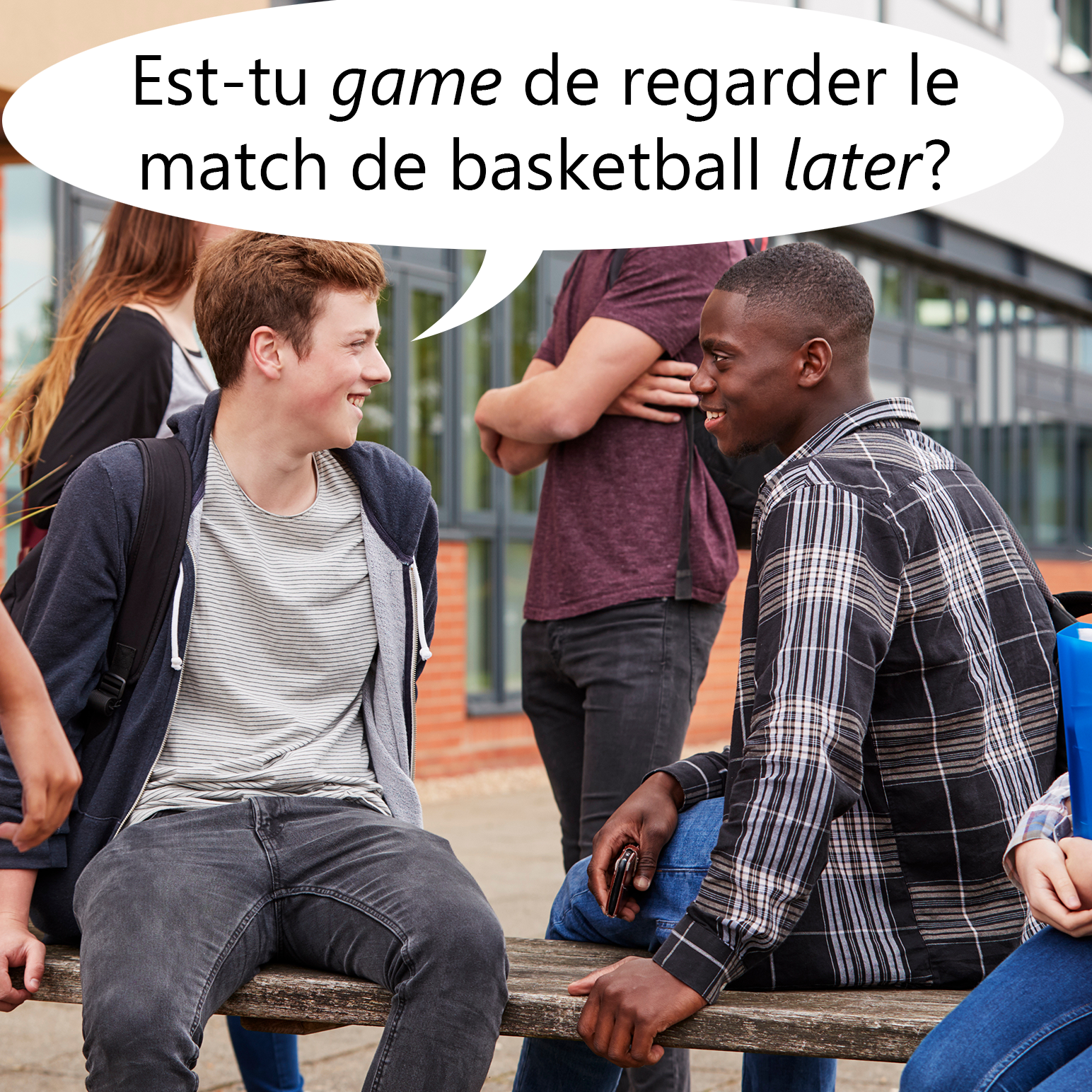 Photo de deux adolescents qui parlent, un d'eux dit Est-tu game de regarder le match de basketball later?