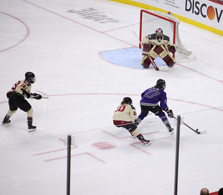 Photo d’une partie de hockey sur glace de la Ligue professionnelle de hockey féminin. 