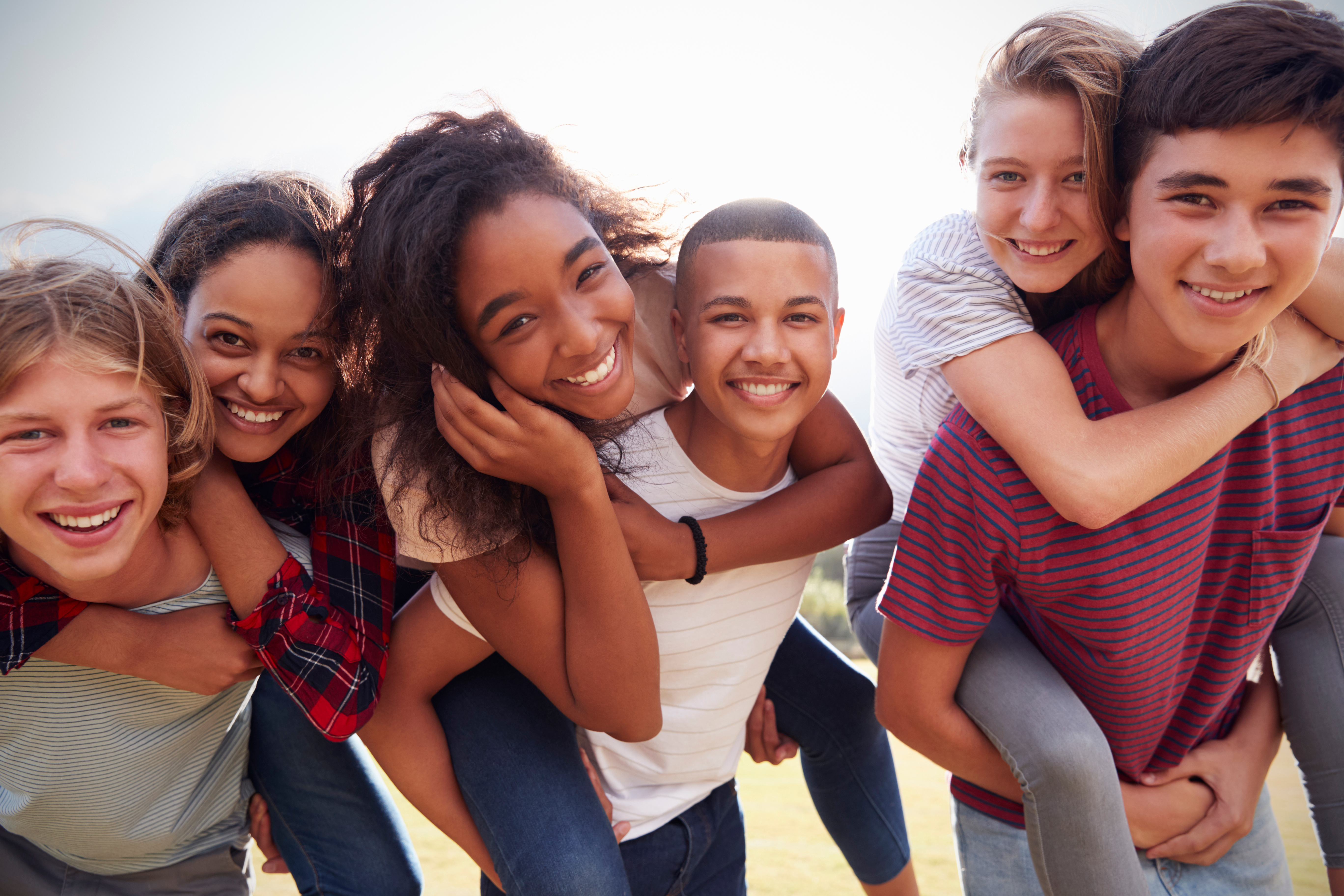 Photo de plusieurs jeunes souriants. 