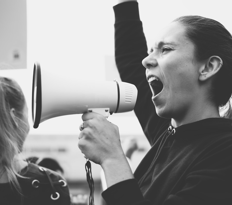 Photo en noir et blanc d’une activiste pour le Mouvement de libération des femmes. 