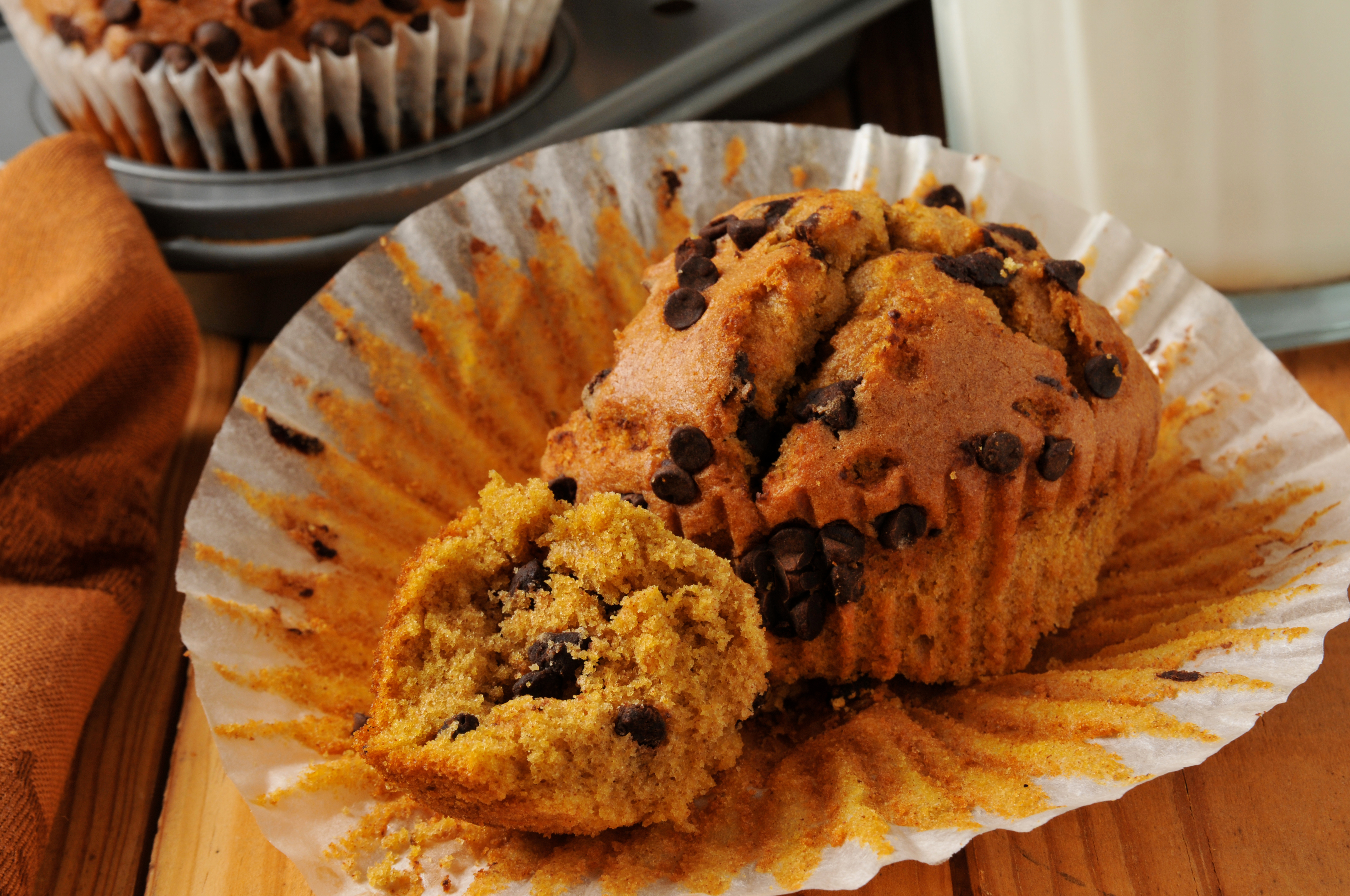 Photo de muffins aux brisures de chocolat et à la courge musquée.  