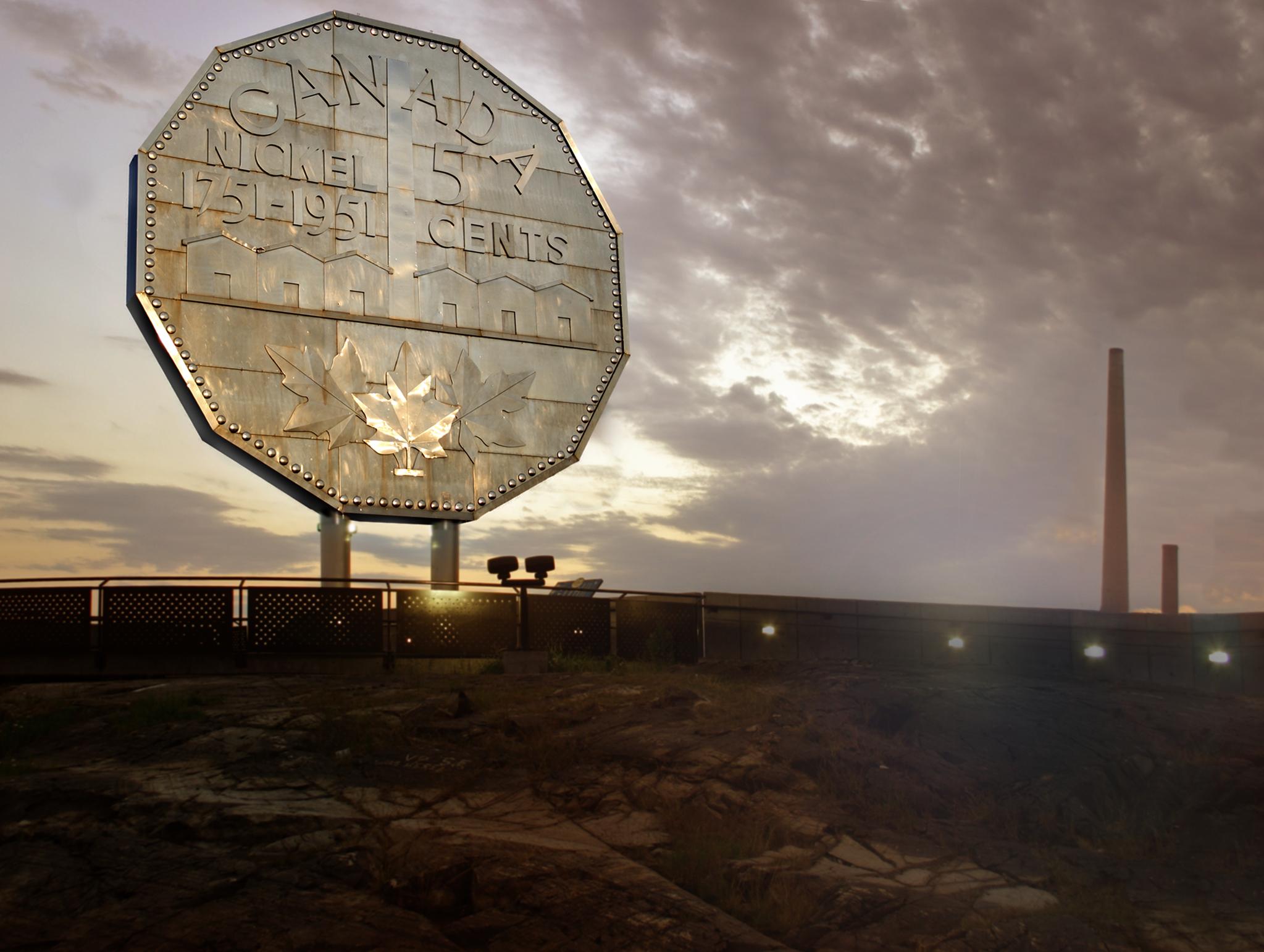 Photo d’une pièce de 5 cents gigantesque au-dessus d’une usine de nickel.  