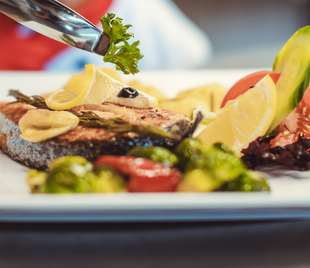 Photo d’un plat de viande soigneusement présenté.