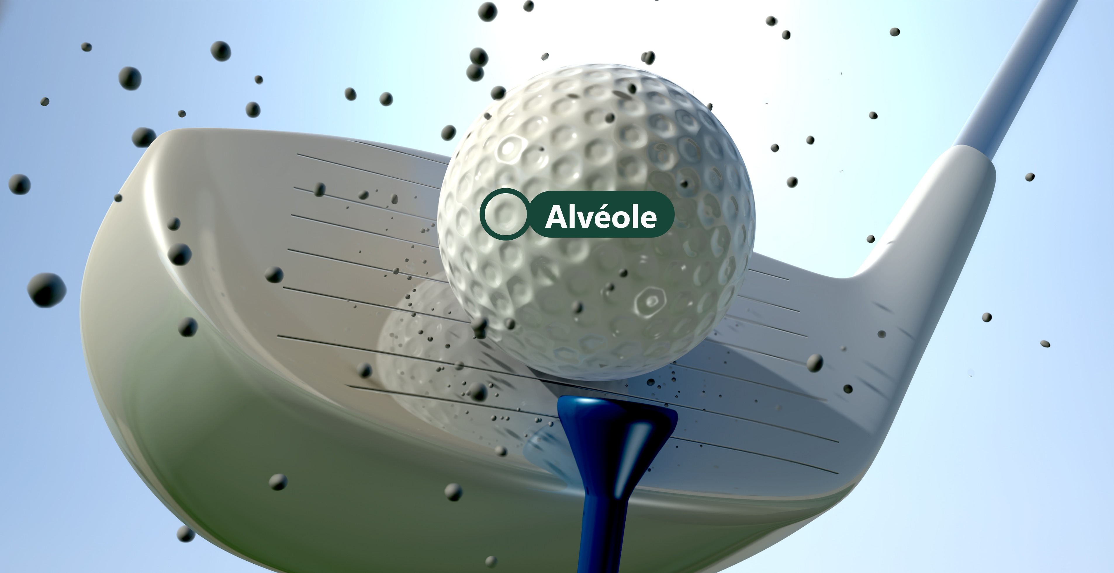 Photo d’un bâton et d’une balle de golf. On peut lire « Alvéole » sur la balle de golf, à côté d’une des petites cavités qui en recouvrent la surface.    