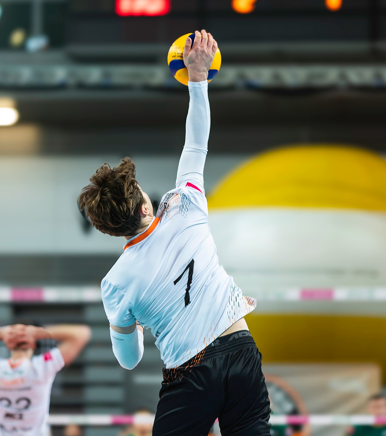 Photo d'un homme qui joue au volleyball.