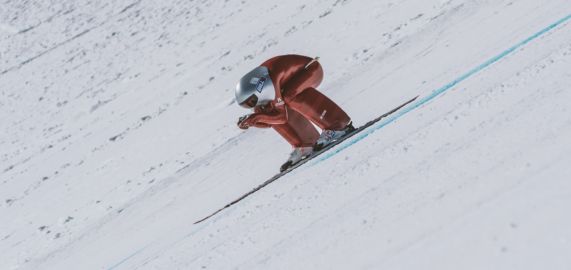 Photo d’une personne qui fait du ski alpin à toute vitesse.  