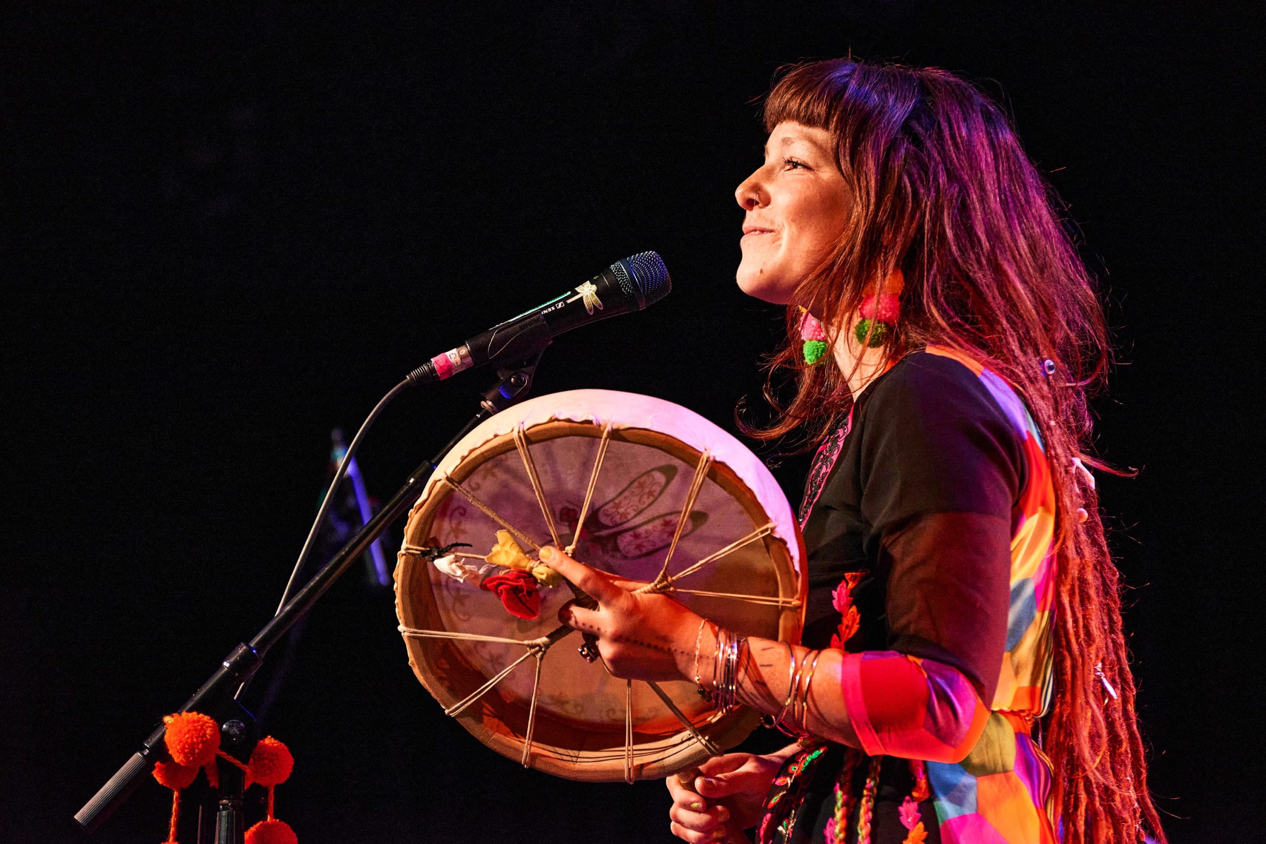 Photo de Mimi O’Bonsawin, auteure-compositrice-interprète.  