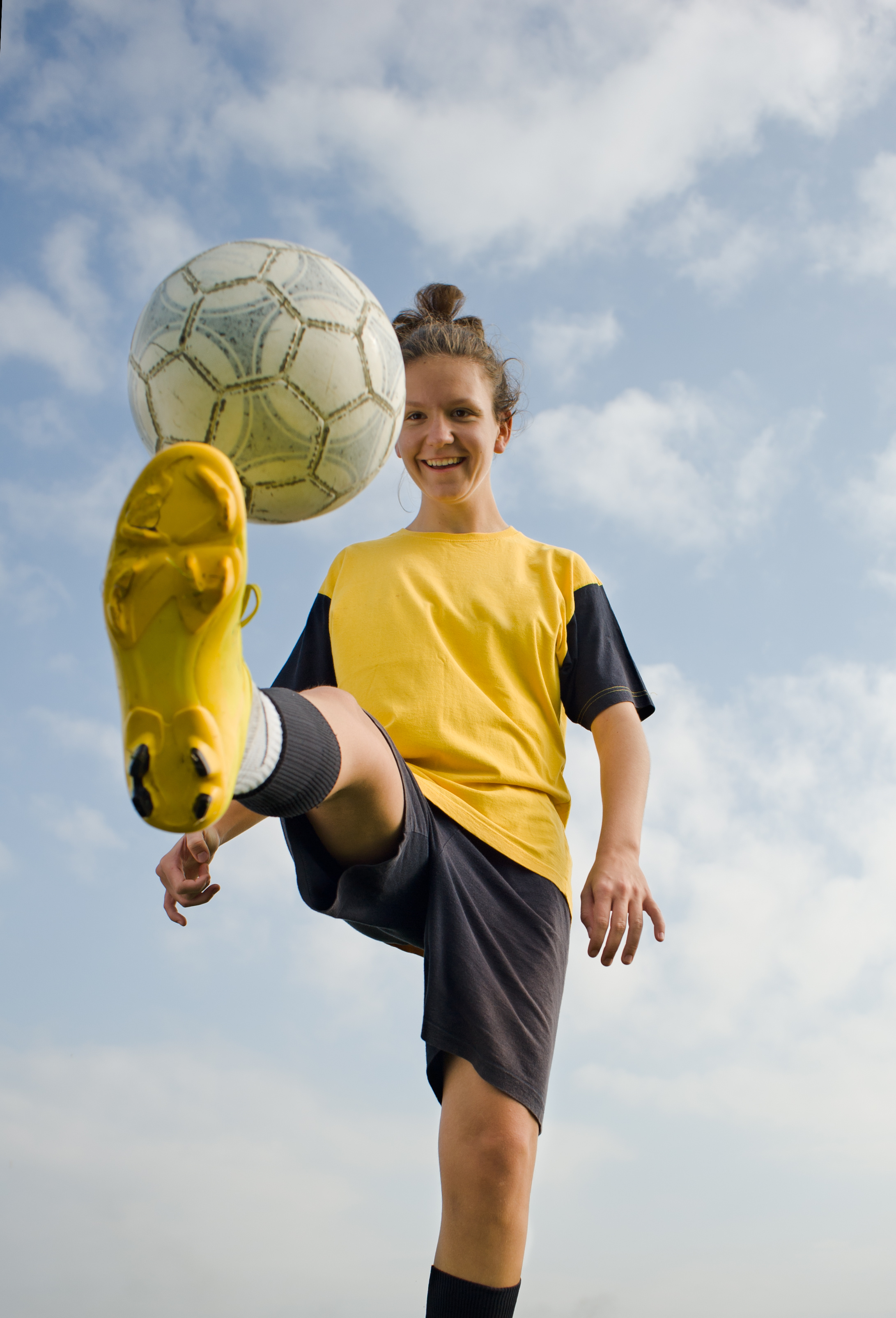 Photo d’une jeune fille qui frappe un ballon de soccer.