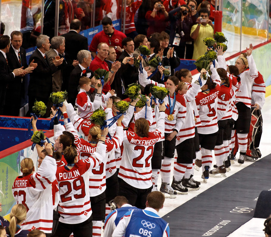 Photo de l’équipe nationale féminine de hockey sur glace. Les joueuses viennent de gagner la médaille d’or. 